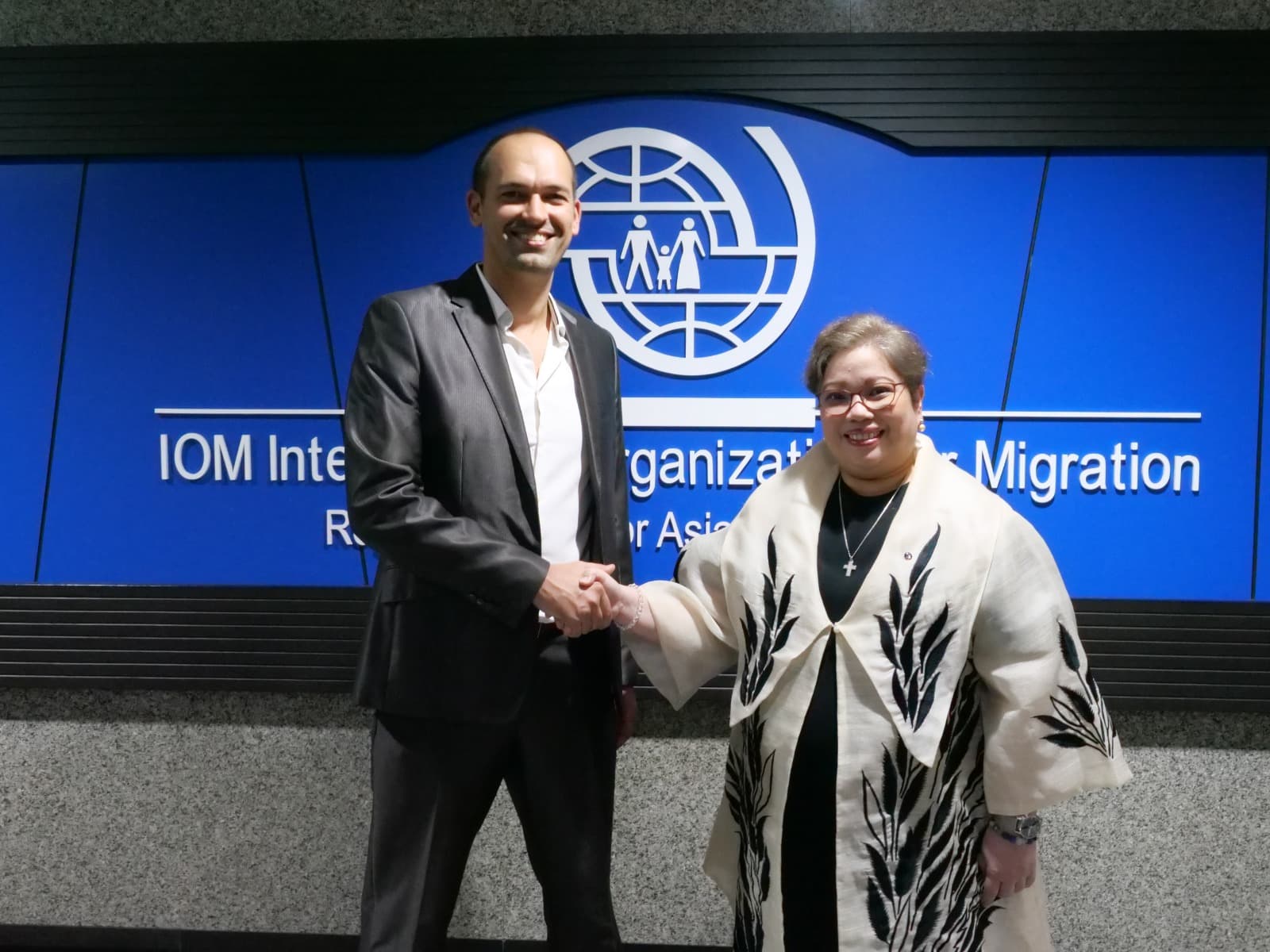 David Bensadon avec la Directrice régionale de l'OIM pour l'Asie-Pacifique, reconnaissant We Are Caring comme première agence de recrutement éthique certifiée IRIS.